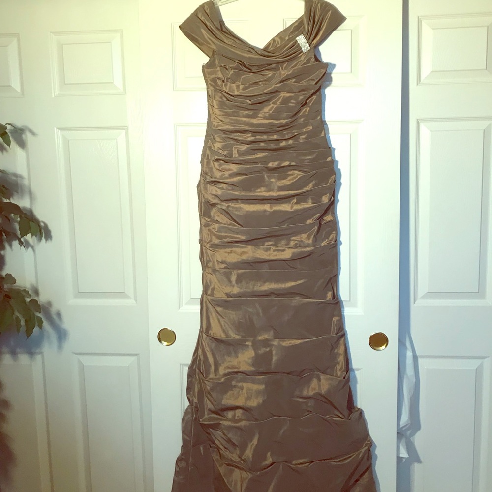 Stunning elegant Rickie Freeman for Terry Jon gown